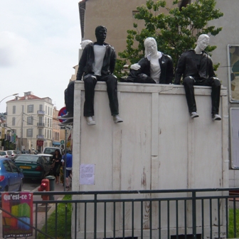 Personnages sur la caisse art contemporary contemporain installation in-situ monumentale krajewicz rowlands